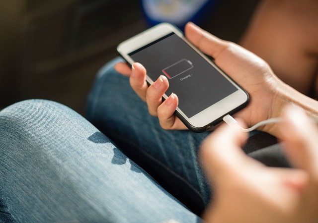 iPhoneの充電の減りが早い！充電消費を抑える方法＆バッテリーを長持ちさせる方法！